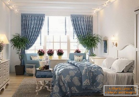 Romantyczna sypialnia w Prowansji - fotografia w białym i niebieskim kolorze