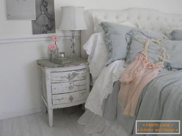 Sypialnia w stylu chevy chic w kolorze szarym, różowym i białym