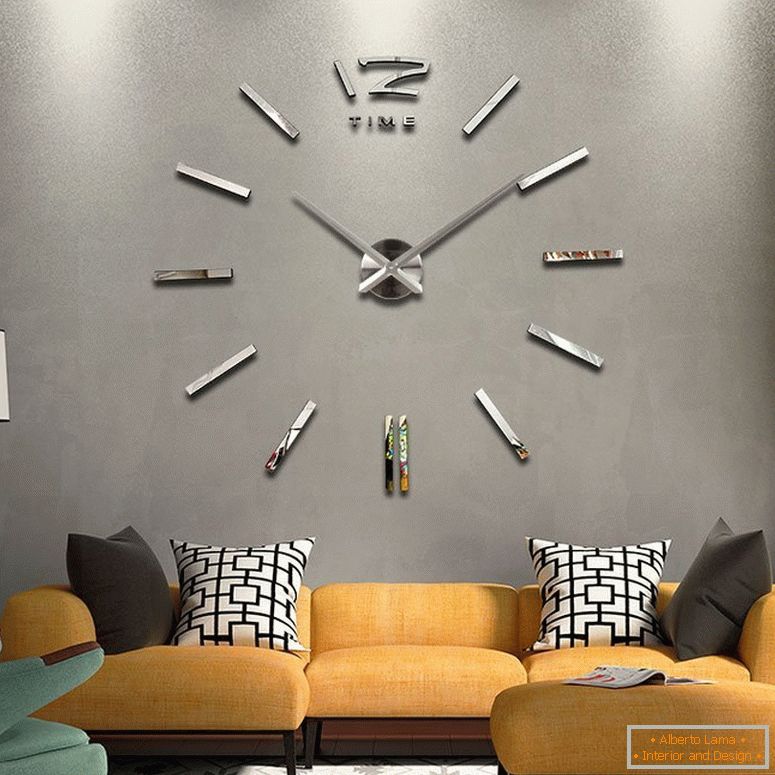 Duży zegar ścienny над диваном