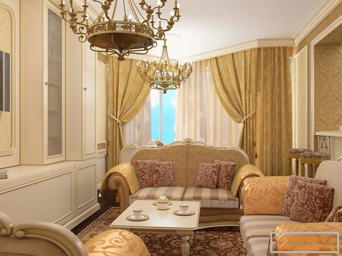 Nowoczesny styl barokowy: zakrzywione meble salonowe, gobelin ze złotym szyciem, masywne pozłacane żyrandole.