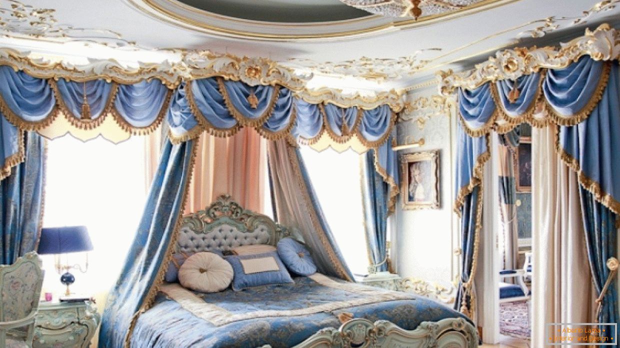 Sypialnia z białym i niebieskim wnętrzem