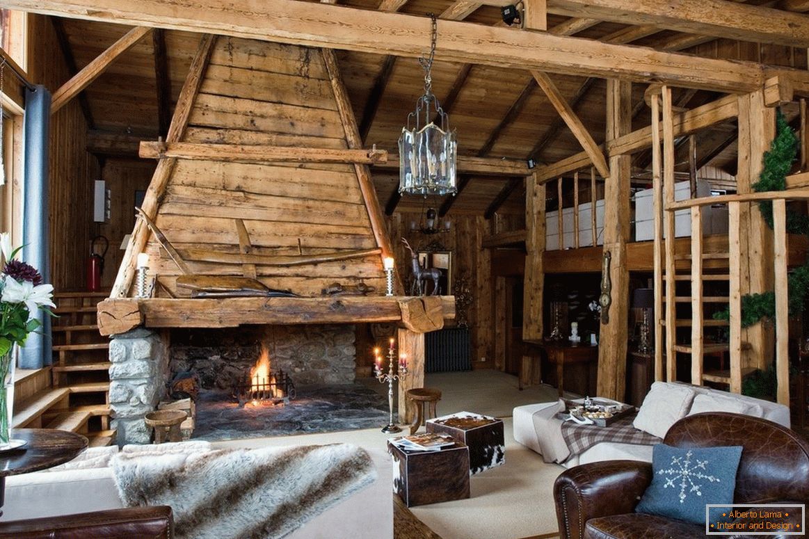 Pokój wykonany z drewna z kominkiem