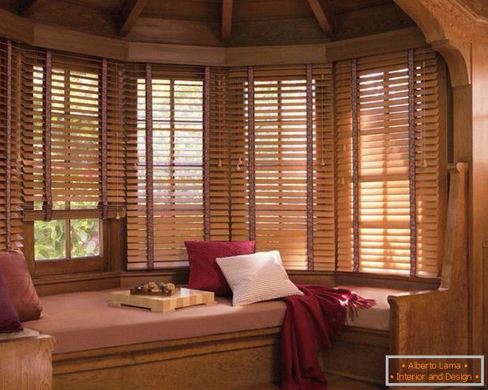 Drewniane rolety na okna tworzą atmosferę wiejskiego ciepła i przytulności.