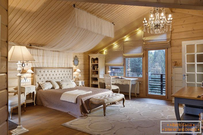 Sypialnia w parterowym domu w stylu wiejskim.