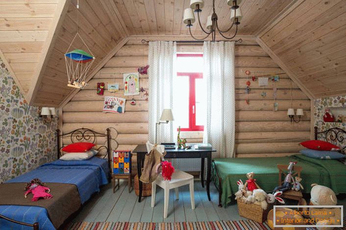 Sypialnia dla dzieci w wiejskim stylu na poddaszu. Drewniany strop i ściana z dużym oknem doskonale uzupełniają rustykalny styl.