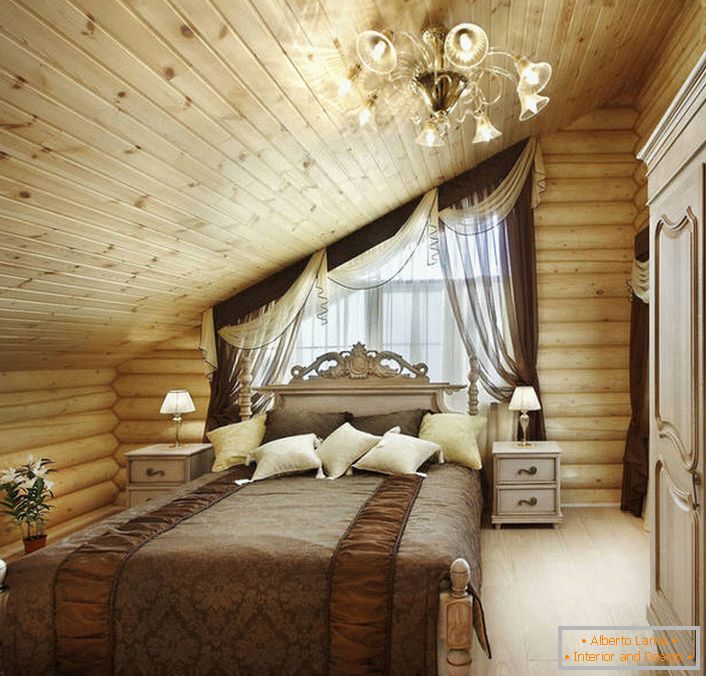 Niezwykłe rozwiązanie do sypialni w wiejskim stylu. Na miękkim miękkim łożu, stworzonym na motywach baroku, pięknie prezentuje się ogólna wiejska koncepcja wnętrza.