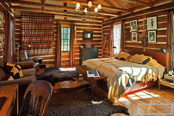 Sypialnia w wiejskim stylu w małym domku w lesie. 