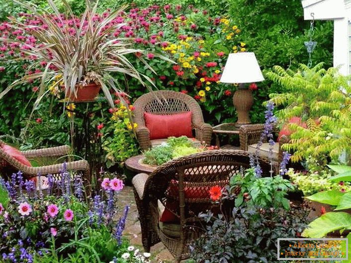 Teren rekreacyjny w ogrodzie w stylu wiejskim - świetna okazja do wypoczynku w przyrodzie.