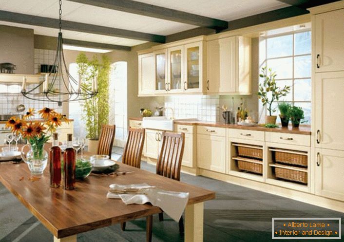 Kuchnia w stylu kraju w wielkim domu dobrze sytuowanej włoskiej rodziny. W stylu rustykalnym dobrze dobrany jest zestaw mebli z drewna w jasnobeżowych odcieniach.