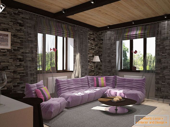 Zaprojektuj projekt przytulnego salonu w stylu loftu. Dekoracja ścian z kamienia harmonijnie łączy się z miękkimi miękko-fioletowymi meblami.