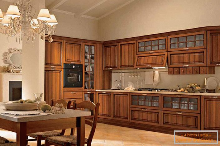 Aneks kuchenny do kuchni w stylu Liberty wykonany jest z naturalnego drewna, co jest jednym z podstawowych wymagań koncepcji stylistycznej. 