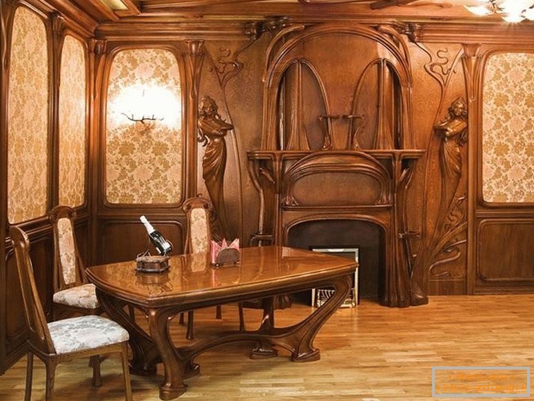 Wnętrze drewno z stołem i krzesłami