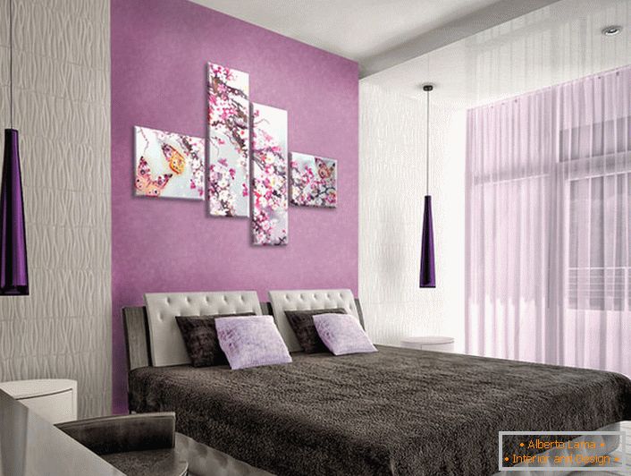 Prawidłowo wybrany modułowy obraz nie powoduje przeciążenia projektu sypialni. Dyskretne, eleganckie kwiatostany, przedstawione na zdjęciu, rozrzedzają surowy, zwięzły styl dekoracji sypialni.