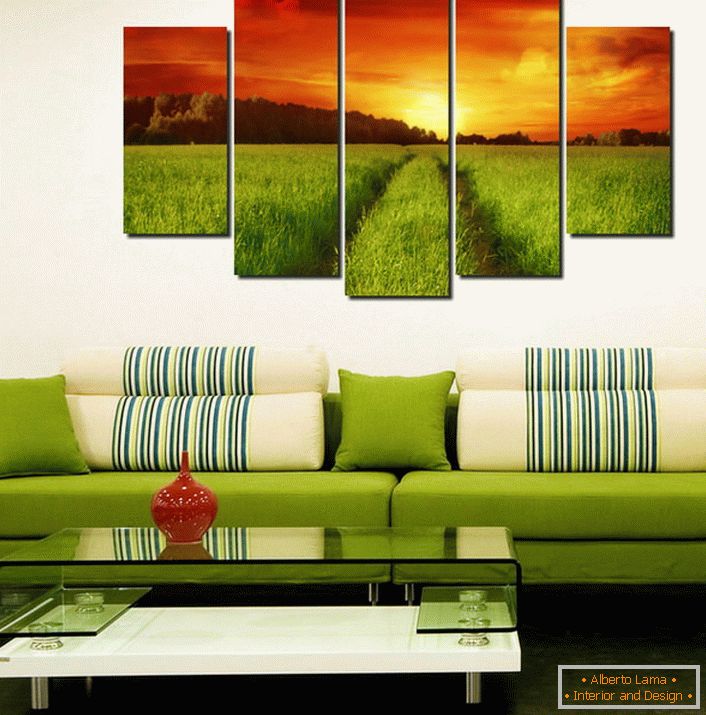 Modułowe obrazy starannie dobrane do indywidualnego wnętrza. Zielone pole, jak gdyby, kontynuuje sofę, dopasowaną do tonu.