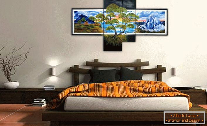 Sypialnia w orientalnym stylu jest ozdobiona modularnymi malowidłami, które ważą na głowie łóżka.
