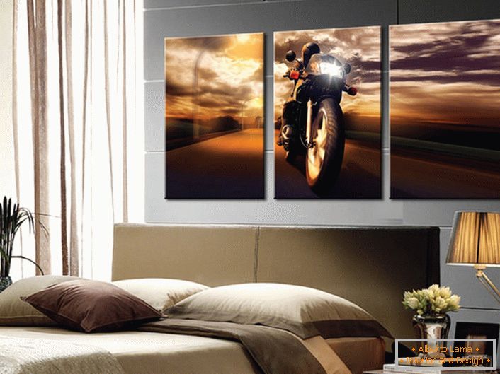 Sypialnia młodego kawalera zdobiona jest modularnym malowidłem, na którym przedstawiony jest motocyklista.