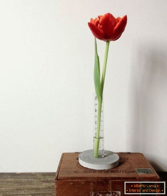 Zrób to sam: stylowy wazon z kwiatami