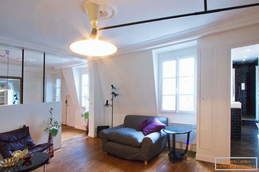 Szklana przegroda w salonie małego apartamentu typu studio w Paryżu