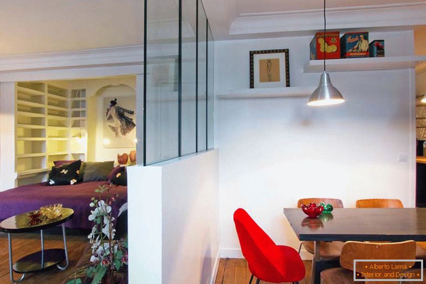 Partycja pomiędzy jadalnią i salonem małego apartamentu typu studio w Paryżu