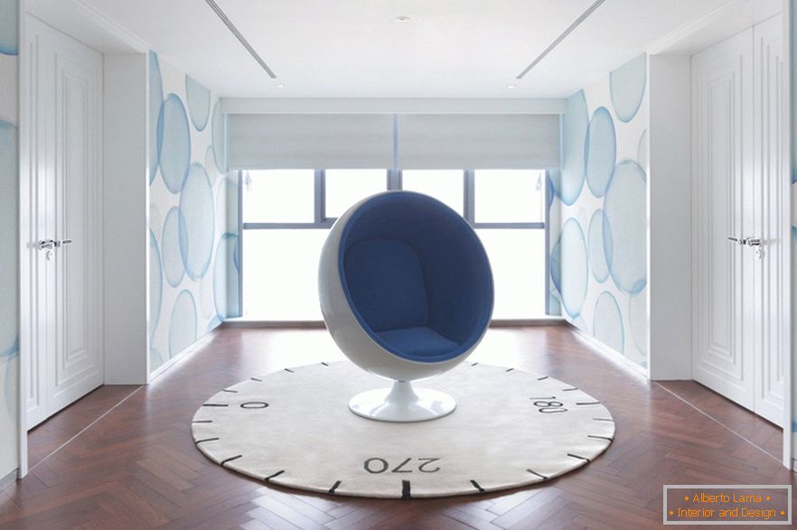 Okrągłe krzesło w stylowym apartamencie typu studio w Pekinie