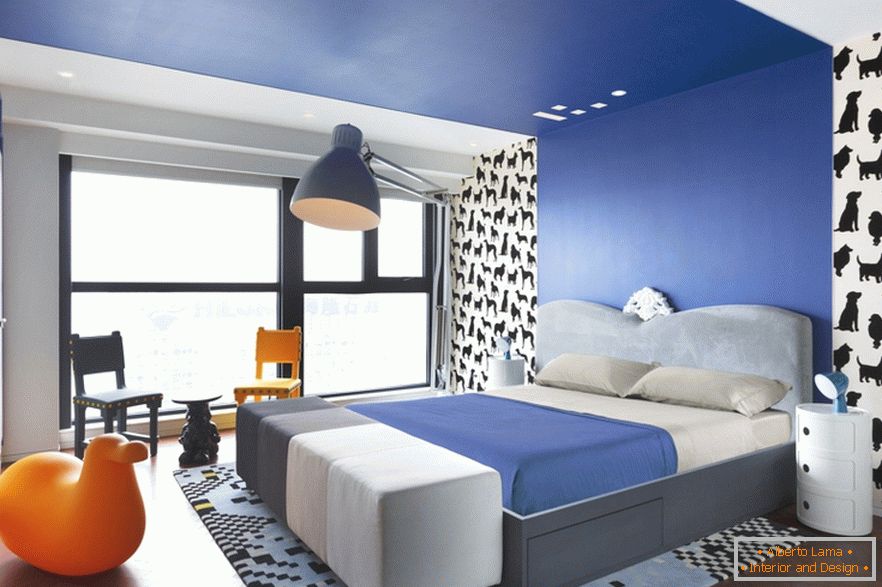 Niebieska sypialnia w stylowym apartamencie typu studio w Pekinie