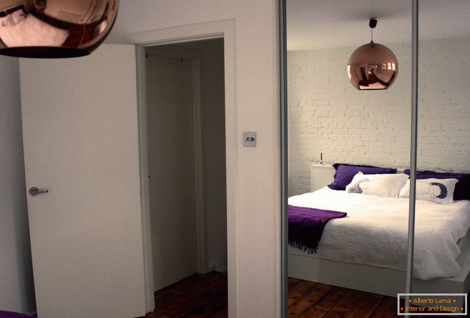 Sypialnia małego mieszkania w Londynie