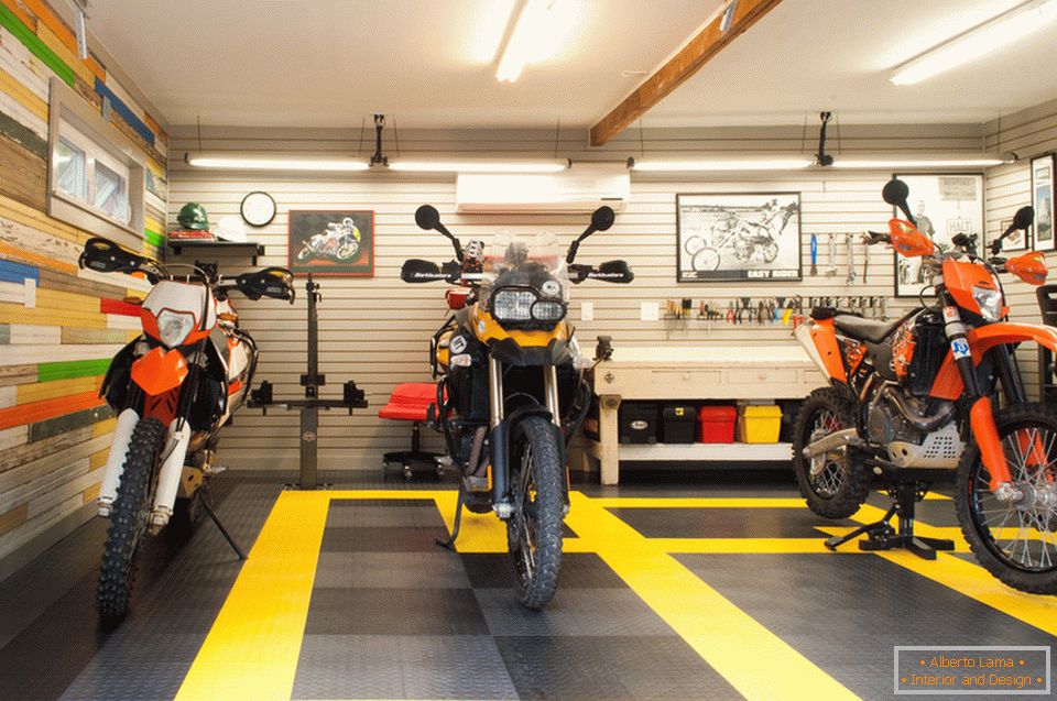Motocykle w kreatywnym garażu