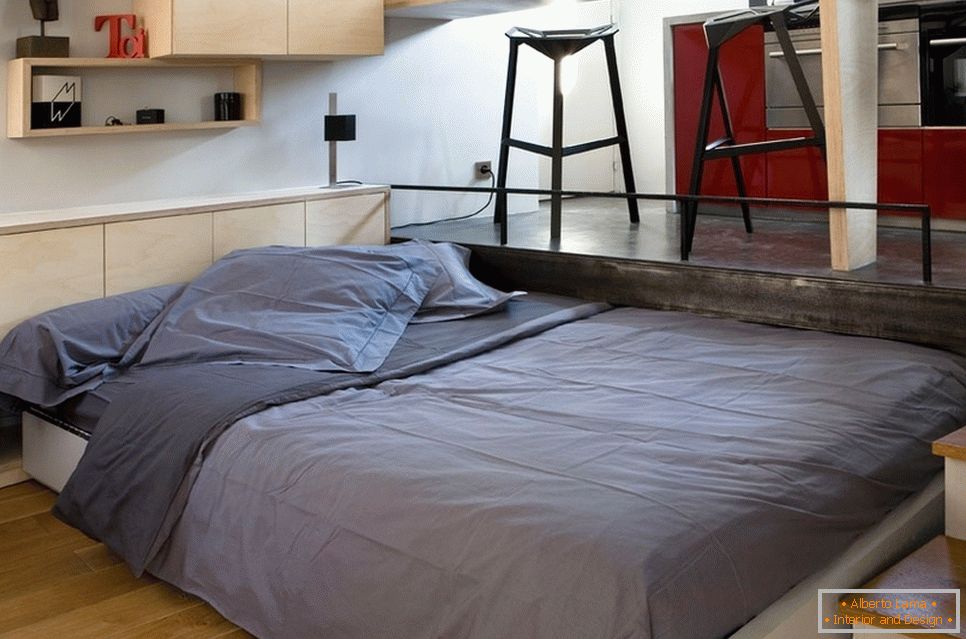 Podwójne łóżko w małym pokoju