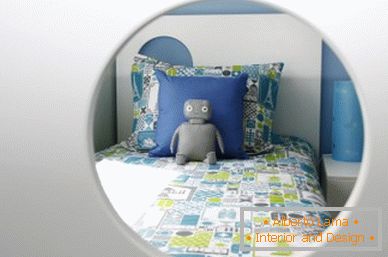 Łóżko w małym pokoju dziecinnym dla chłopca