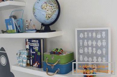 Półki w małym pokoju dziecinnym dla chłopca