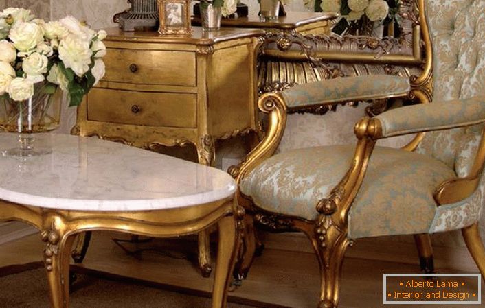 Drewniane meble w kolorze ciemnego złota w stylu barokowym. Doskonałe rozwiązanie do salonu w domu młodej damy.