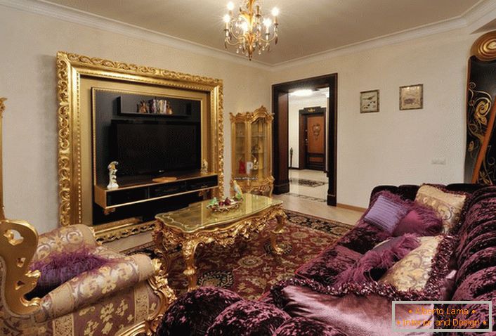 Pokój gościnny w stylu barokowym z odpowiednio dobranymi meblami.