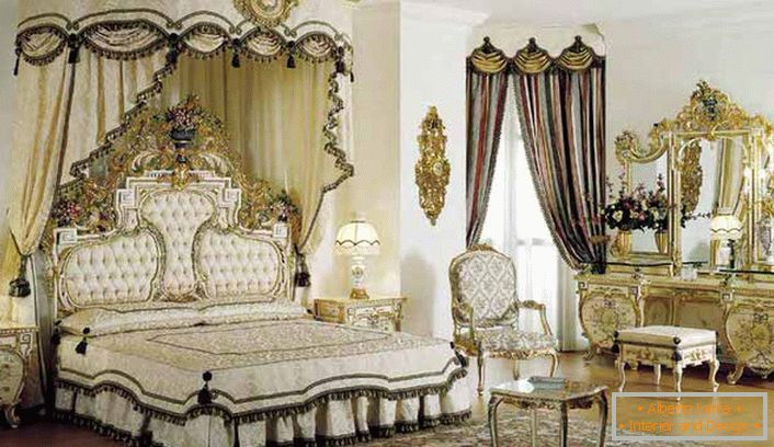 Pośrodku kompozycji jest łóżko z baldachimem. Zgodnie ze stylem baroku w pomieszczeniu jest ogromna toaletka ze złotym wykończeniem.