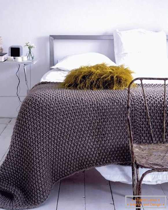 Dzianinowy plaid na łóżku własnymi rękami w modnym kolorze
