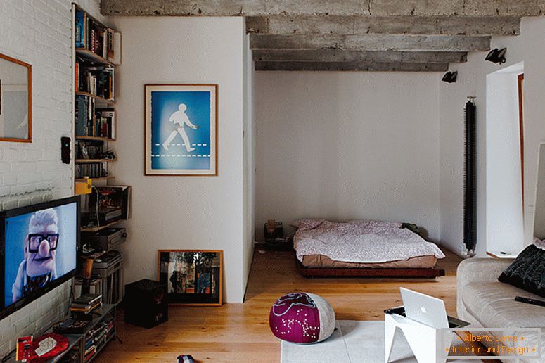 Wnętrze sypialni małego mieszkania na Słowacji