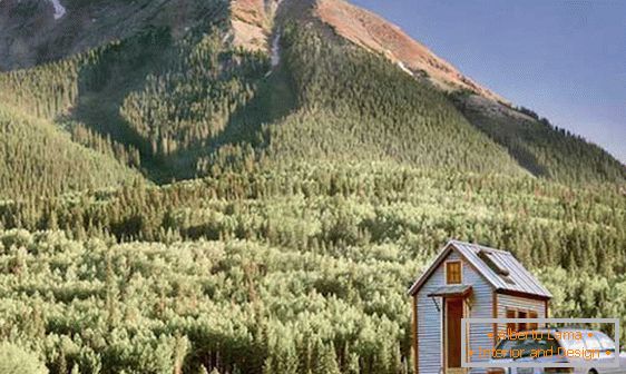 Mikro-dom u podnóża góry