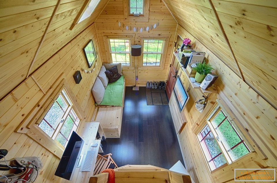 Wnętrze małej drewnianej chaty