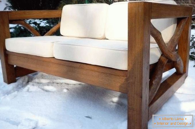 Stylowa sofa z dłońmi z litego drewna
