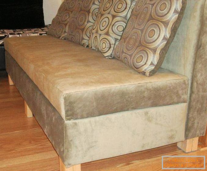 Miękka sofa z aksamitną tapicerką