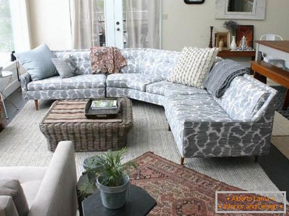 Kompaktowa narożna sofa w salonie