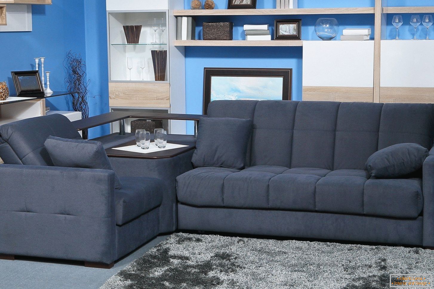 Szara sofa w niebieskim pokoju