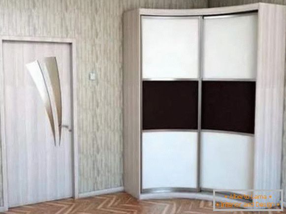 Komoda narożna w sypialni z dwoma drzwiami z promieniem