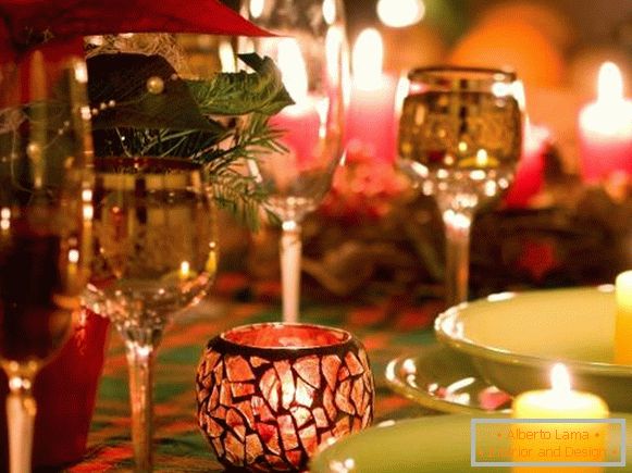 Piękne szklanki i świece w wystroju stołu noworocznego