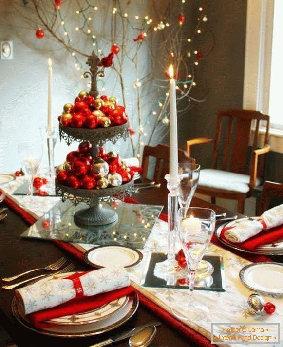 Ciekawa dekoracja stołu noworocznego z bombkami