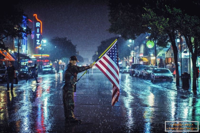 Amerykański patriota z flaga outdoors w deszczu