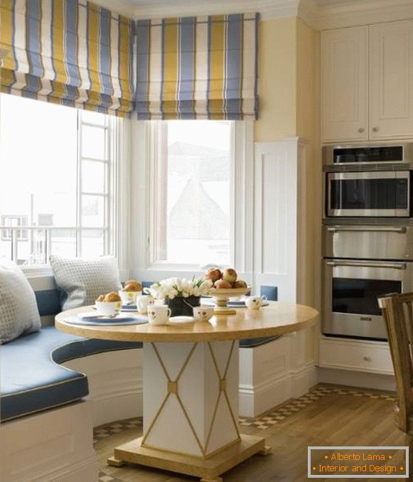 Jadalnia z narożną sofą - zdjęcie w oknie wykuszowym kuchni