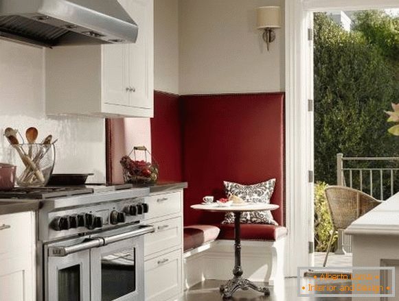 Jadalnia w kuchni - design w kolorach czerwonym i białym
