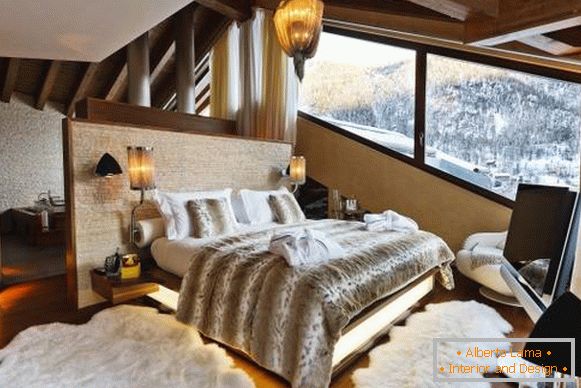 luksusowa sypialnia z widokiem na górę