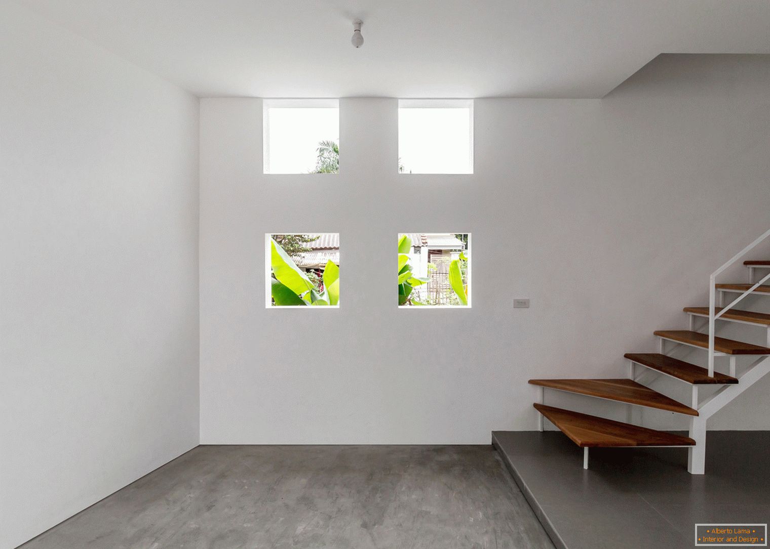 Małe okna w wąskim betonowym domu