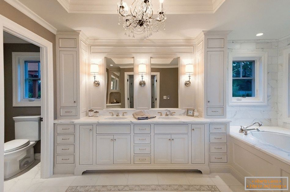 Wielopoziomowy sufit w łazience w klasycznym stylu